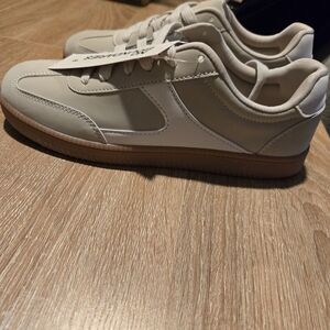 No Boundaries Women's Athletic Shoes in White and Tan